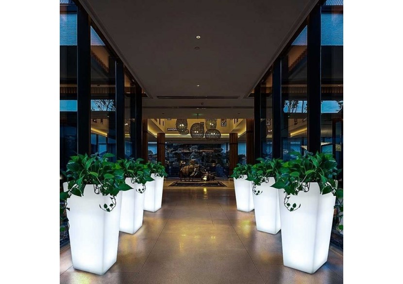 Cache-pot LED RGBW en résine blanche, 45x45x70cm, 24W, IP67, rechargeable - MU3007 - Barcelona LED