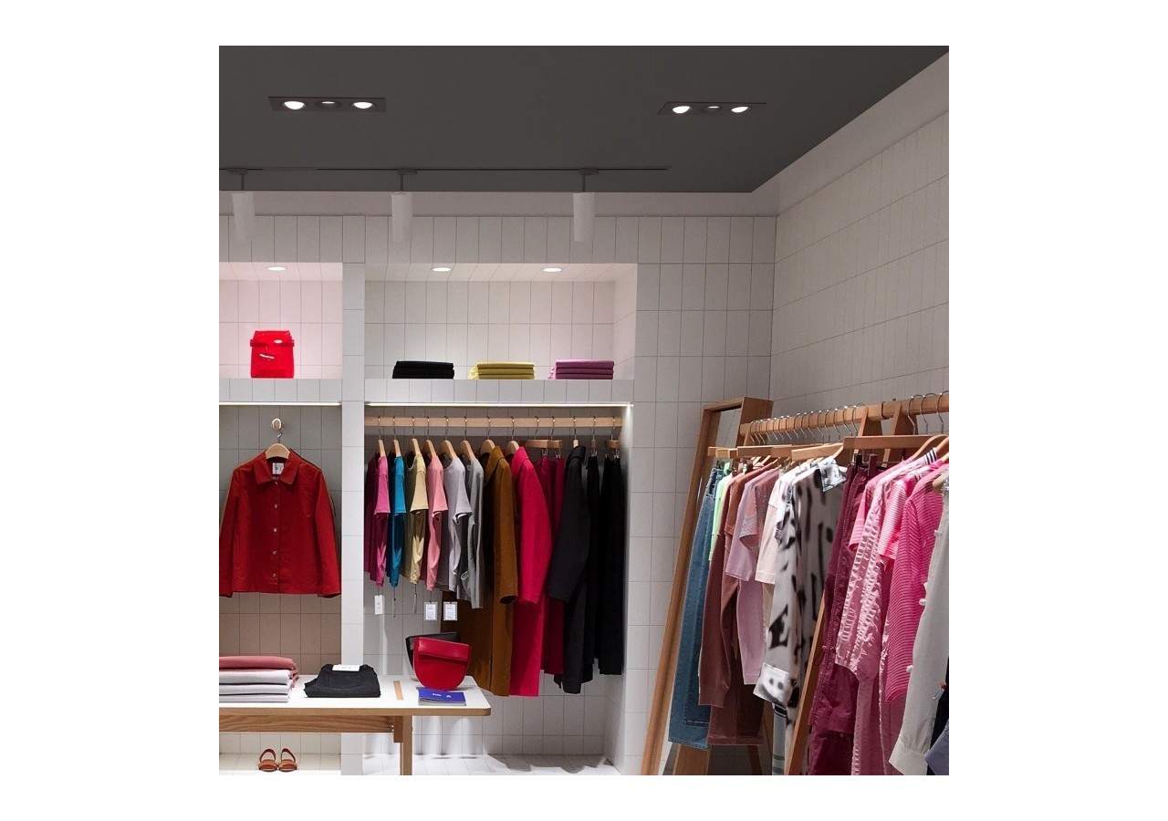 Collerette downlight carrée triple orientable GU10 / MR16-Faible indice UGR-Coupe 75 x 235 mm - B923-CN - Barcelona LED