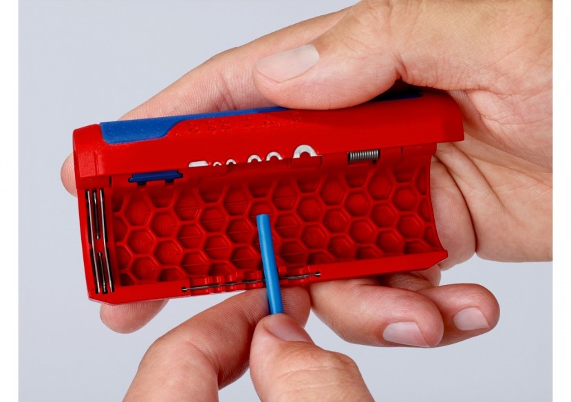TwistCut® Coupe-gaines préfilées et sanitaires Ø13 à 32mm - Fonction dénudage SC - Knipex - 902202SB TwistCut® Coupe-gaines préfilées et sanitaires Ø13 à 32mm - Fonction dénudage SC - Knipex - 902202SB