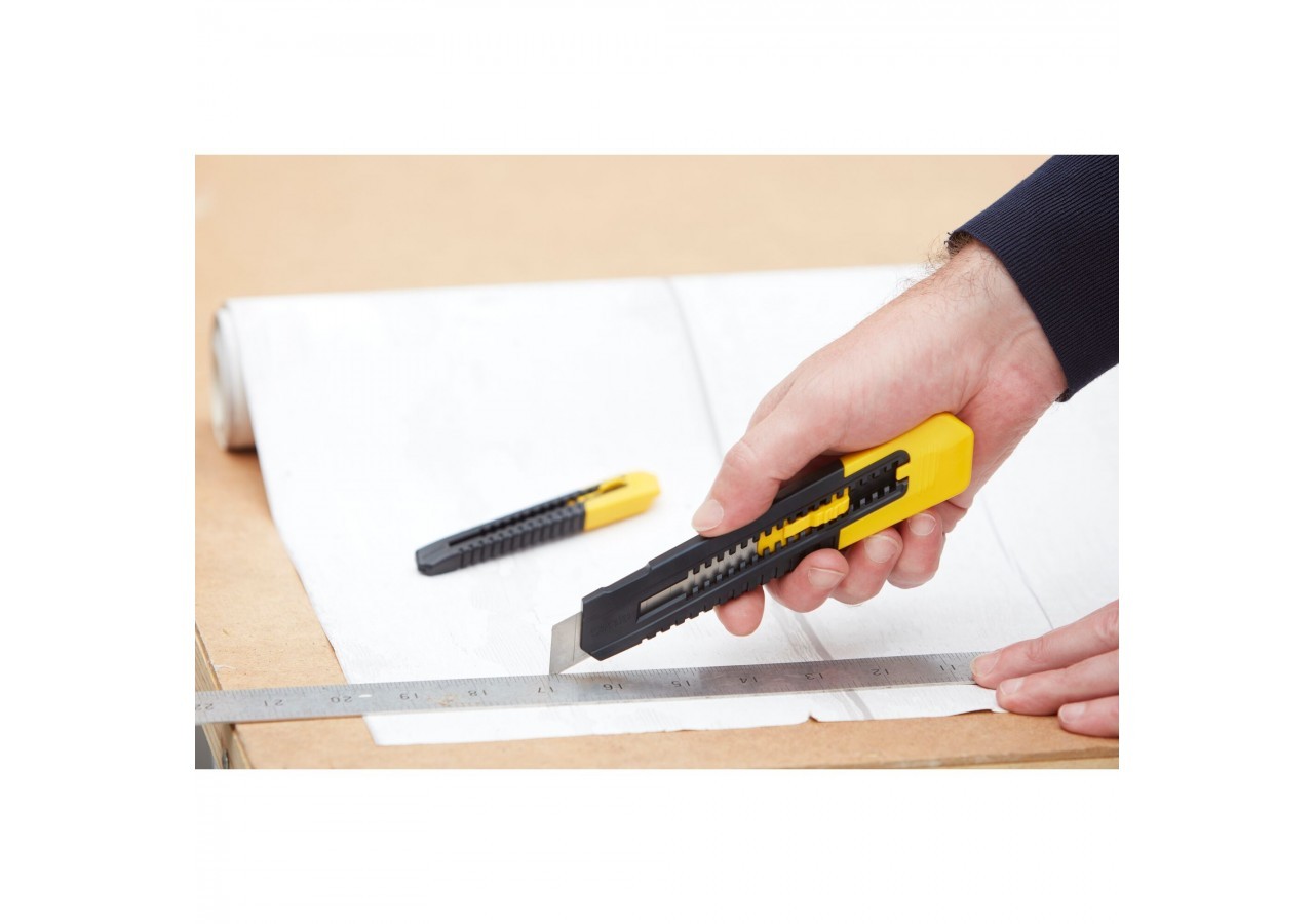 LOT DE 2 CUTTERS 9 ET 18 MM SM - STHT10202-0 - Stanley
