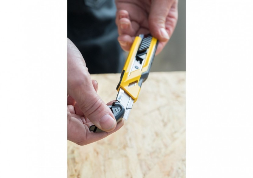 CUTTER 18MM STANDARD - STHT10266-1 - Stanley