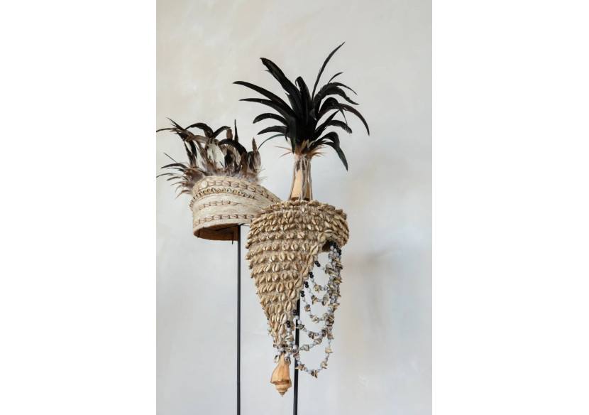 Chapeau en Coquillage sur Support - Fait Main en Noir Naturel - BAKU019NB - Bazar Bizar