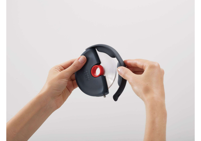 Coupe-pizza DISC - Design innovant en acier inoxydable - JJ 200386 - Joseph Joseph Coupe-pizza DISC - Design innovant en acier inoxydable - JJ 200386 - Joseph Joseph