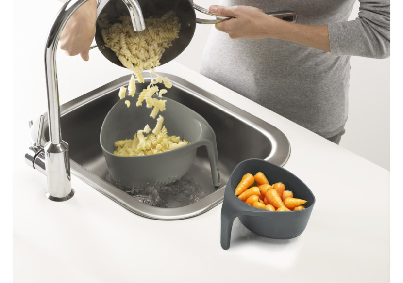 Ensemble de Passoires Triangulaires - 2 pièces, en plastique - JJ 400946 - Joseph Joseph