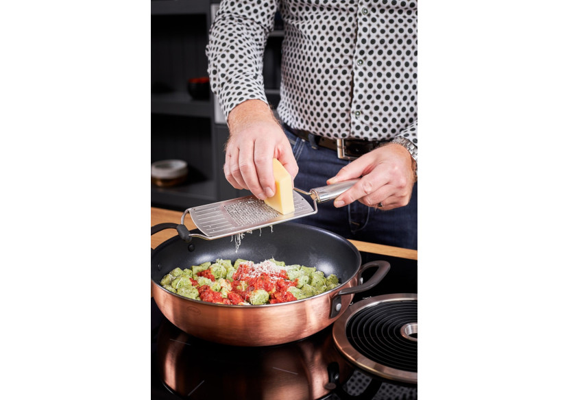 Râpe manuelle en acier inoxydable - 36,5 cm pour fruits et légumes - RS 950055 - Rösle Keuken Râpe manuelle en acier inoxydable - 36,5 cm pour fruits et légumes - RS 950055 - Rösle Keuken