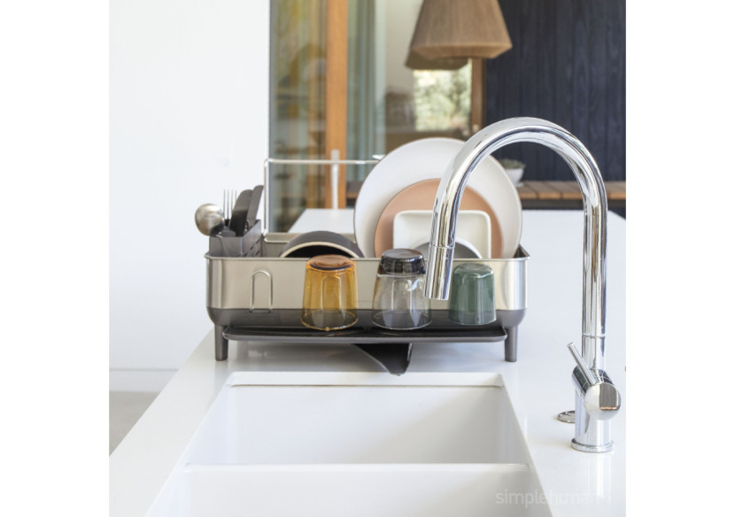 Égouttoir avec cadre en acier et porte-verres - Pratique et design - SH 021751 - Simplehuman Égouttoir avec cadre en acier et porte-verres - Pratique et design - SH 021751 - Simplehuman