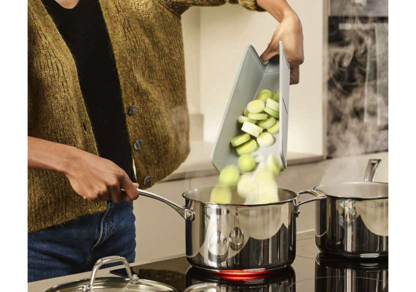 Planche à découper pliable Chop2Pot Plus - Petite taille, couleur bleu clair - JJ 005073 - Joseph Joseph Planche à découper pliable Chop2Pot Plus - Petite taille, couleur bleu clair - JJ 005073 - Joseph Joseph