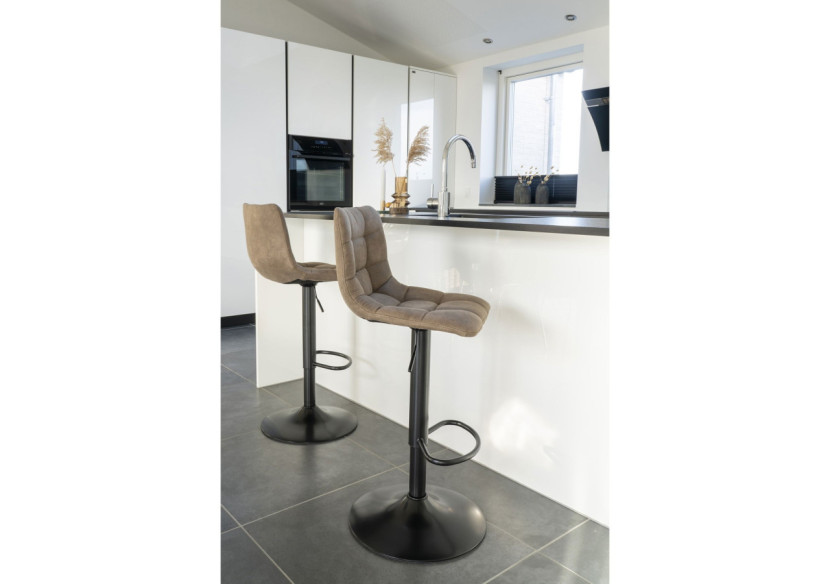Chaise de Bar MIDDELFART - Microfibre marron clair avec pieds noirs - 1001300 - House Nordic