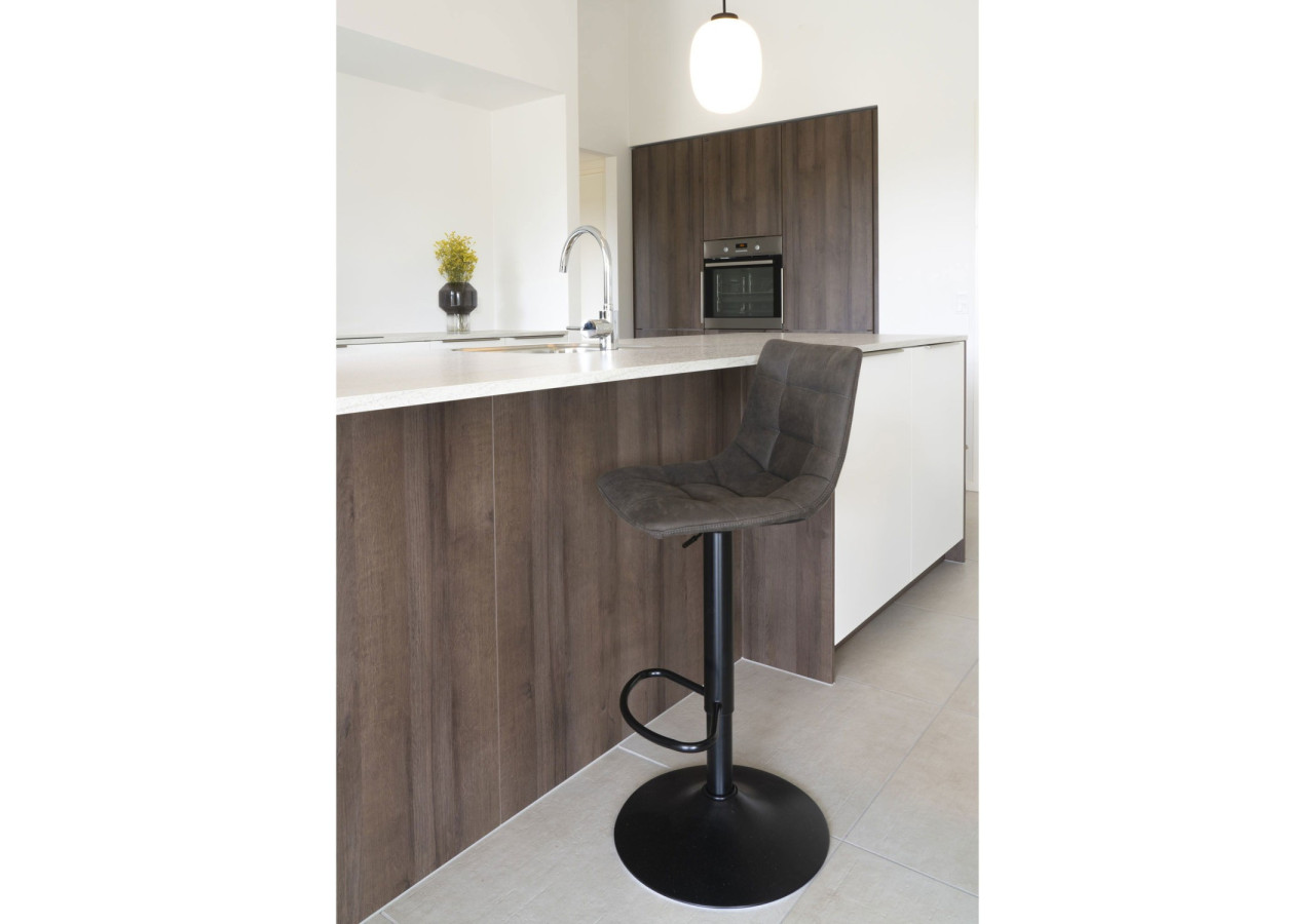 Chaise de Bar MIDDELFART - Microfibre gris foncé avec pieds noirs - 1001302 - House Nordic