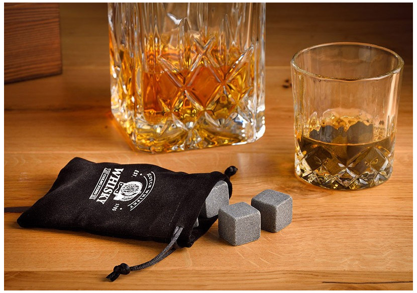 Set de Whisky en Pierre - Comprend 2 Verres et 8 Glaçons en Basalte dans une Boîte en Bois - 10054444 - WURM