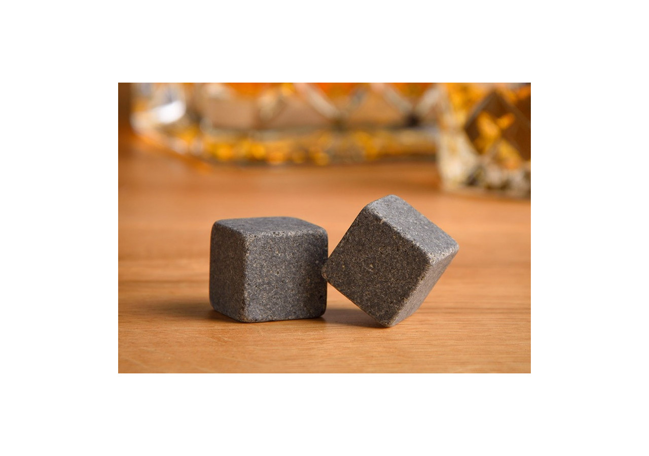 Set de Whisky en Pierre - Comprend 2 Verres et 8 Glaçons en Basalte dans une Boîte en Bois - 10054444 - WURM