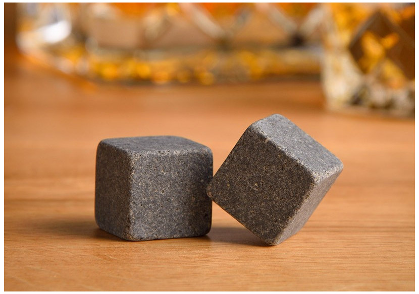 Set de Whisky en Pierre - Comprend 2 Verres et 8 Glaçons en Basalte dans une Boîte en Bois - 10054444 - WURM