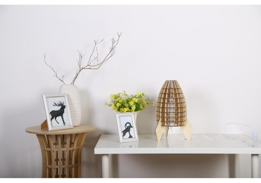 Lampe de table Rocket - Design en bois naturel 28 x 28 x 38 cm - HLOEJ-WOD-TBL - Kayoom