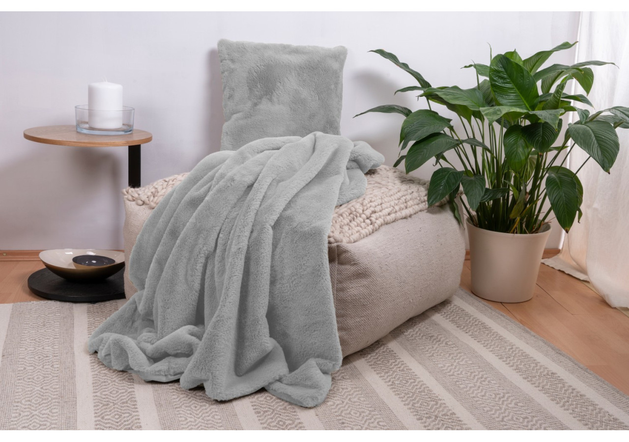 Ensemble coussin et couverture Aimee - Douceur grise et bleue 45 x 45 cm et 130 x 170 cm - FN7S4-GRY - Kenda Sand