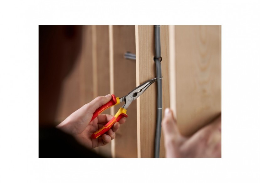 PINCE A BECS 1/2 RONDS LONGS COUDES 200MM ISOLEE 1000V - 0-84-008 - Stanley