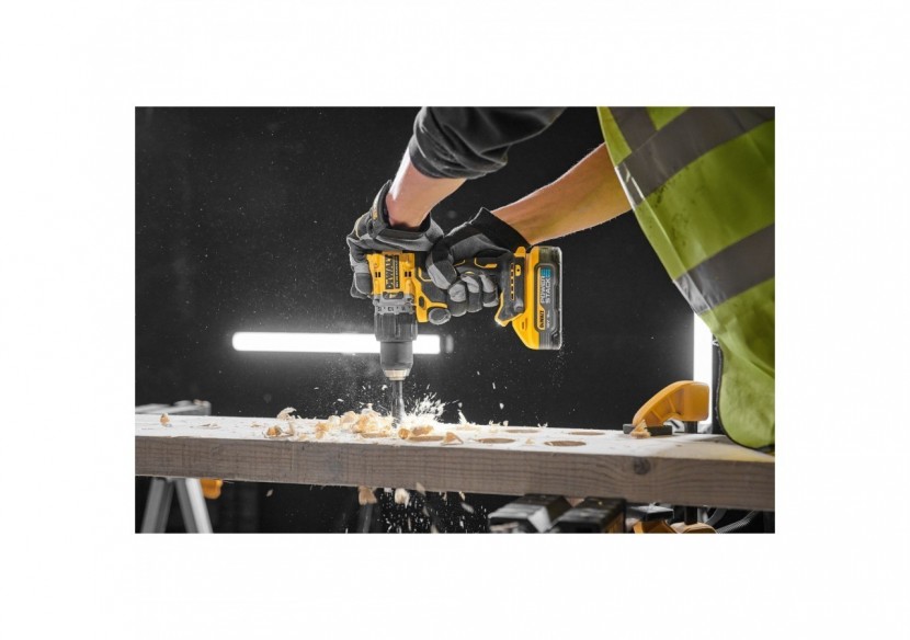 Perceuse visseuse percussion Compacte XR 18V 5Ah Li-ion Brushless POWERSTACK - DCD805H2T-QW - Dewalt