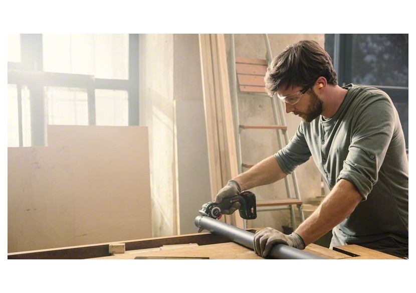 Scie sans-fil à lame NanoBlade AdvancedCut 18V avec une batterie 2,5Ah - 06033D5101 - Bosch