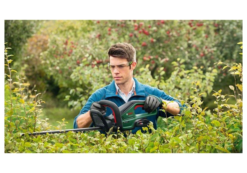 Taille-haies UniversalHedgeCut 18V-55 sans-fil avec 2 batteries 2,5Ah - 0600849J02 - Bosch