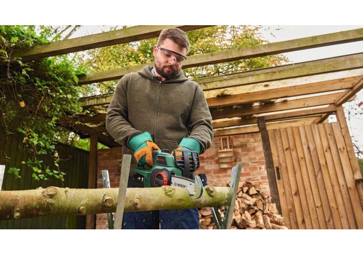 Tronçonneuse à chaîne sans fil UniversalChain 18V - 1 batterie 2,5Ah - 06008B8000 - Bosch