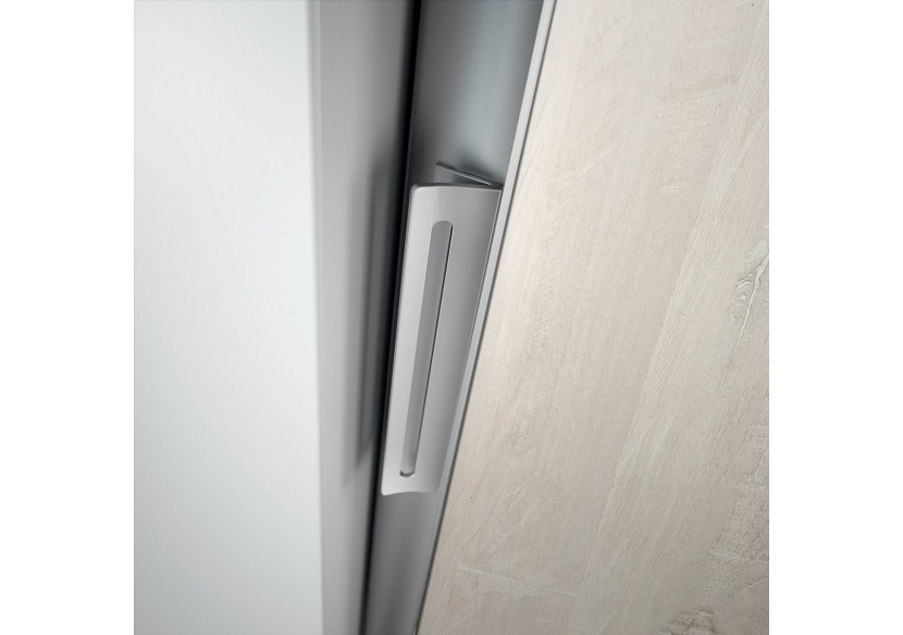 Surpoignée adhésive courbée pour façade coulissante