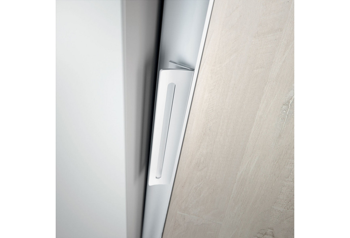 Surpoignée adhésive courbée pour façade coulissante