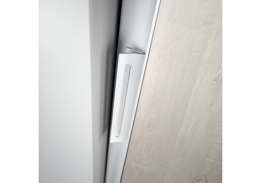 Surpoignée adhésive courbée pour façade coulissante