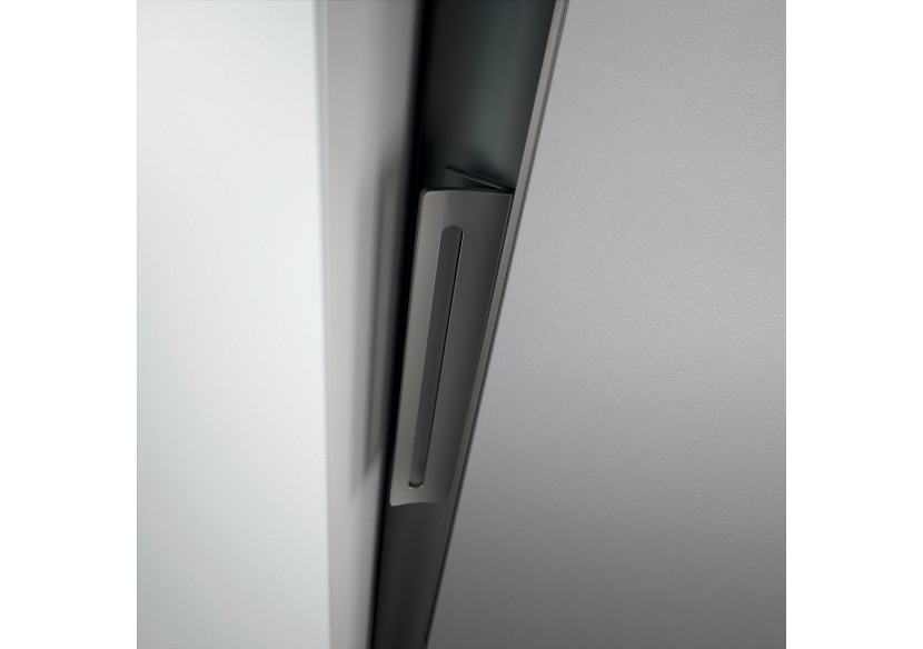 Surpoignée adhésive courbée pour façade coulissante