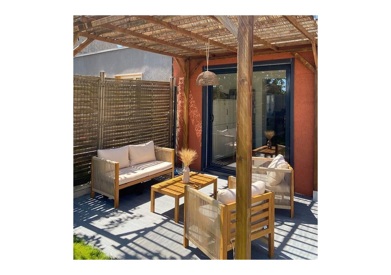 Salon de jardin LAFITENIA en bois d’acacia FSC et corde 4 places coussins beige