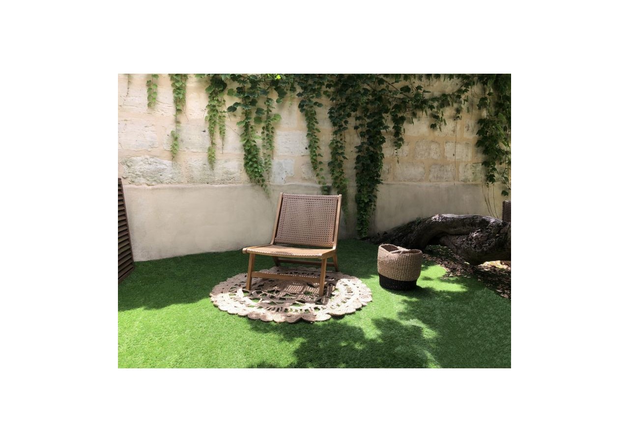 Fauteuil de jardin TARA en bois d’acacia et résine tressée