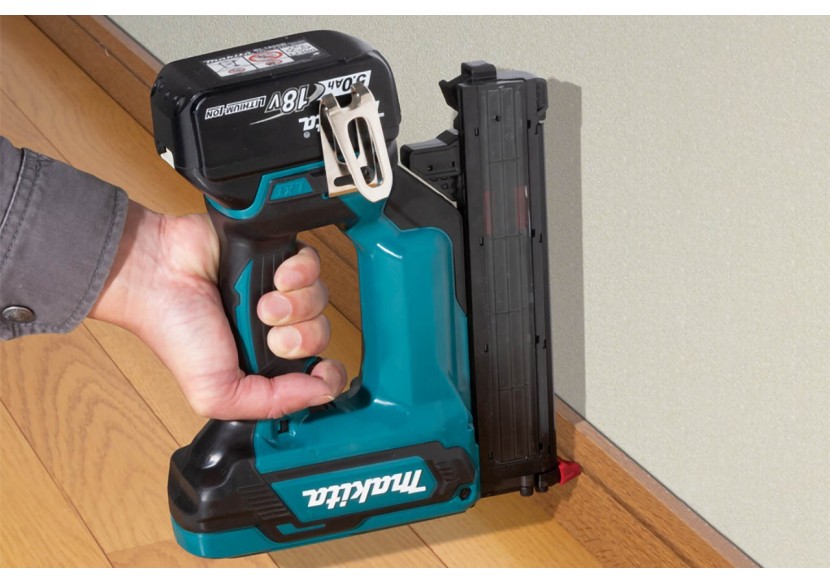 Cloueur 18 V Li-Ion 5 Ah faible recul - Makita : Confort'Mat