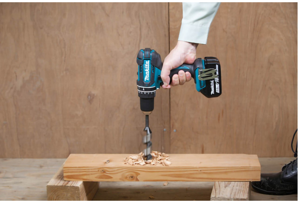 Perceuse visseuse à percussion 18 V Li-Ion 4 Ah usage quotidien - Makita : Confort'Mat