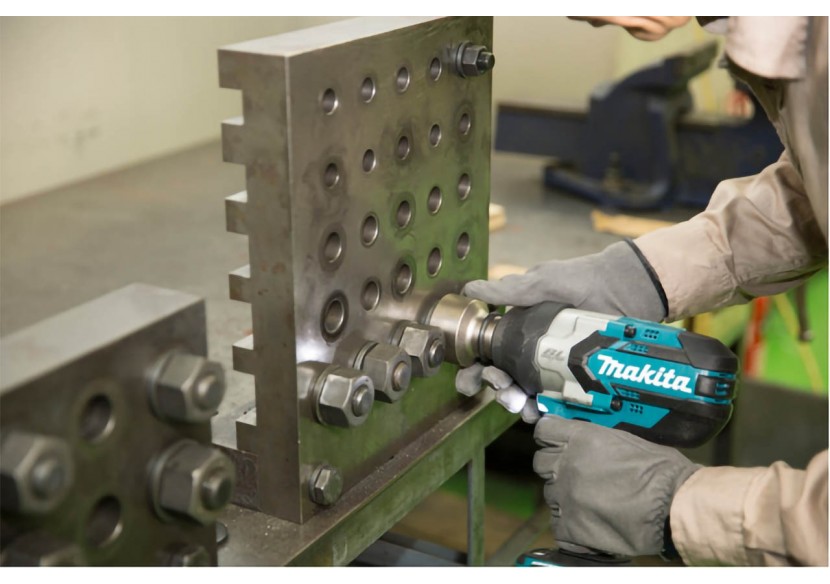 Boulonneuse à chocs 18 V Li-ion 5 Ah 1050 Nm - Makita : Confort'Mat