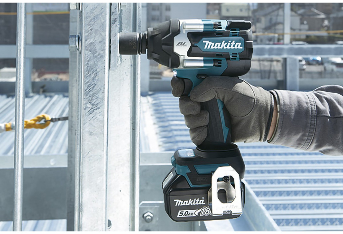 Boulonneuse à chocs 18 V Li-ion 5 Ah 700 Nm - Makita : Confort'Mat